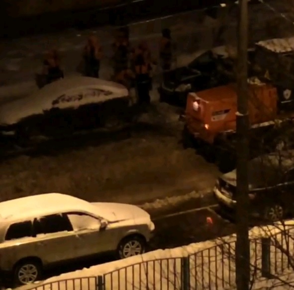 Коммунальщики остановили потоп на улице Поликарпова