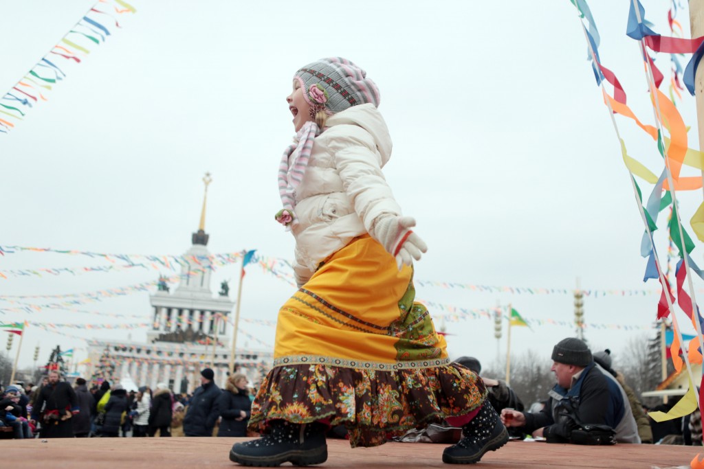 Поют дети москвы масленица. Масленица в Москве. Инсталляция в Москве на Масленицу.