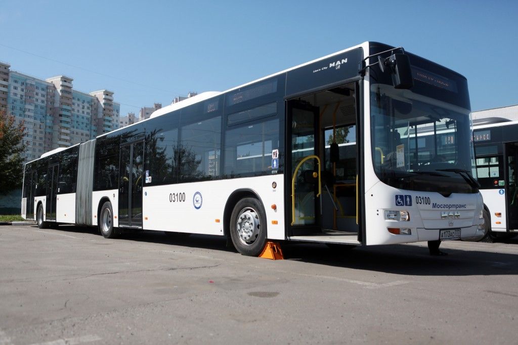 Стекла московских автобусов спасут антивандальной пленкой