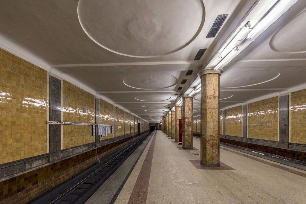 Женщина выжила после падения на рельсы станции метро «Красносельская»