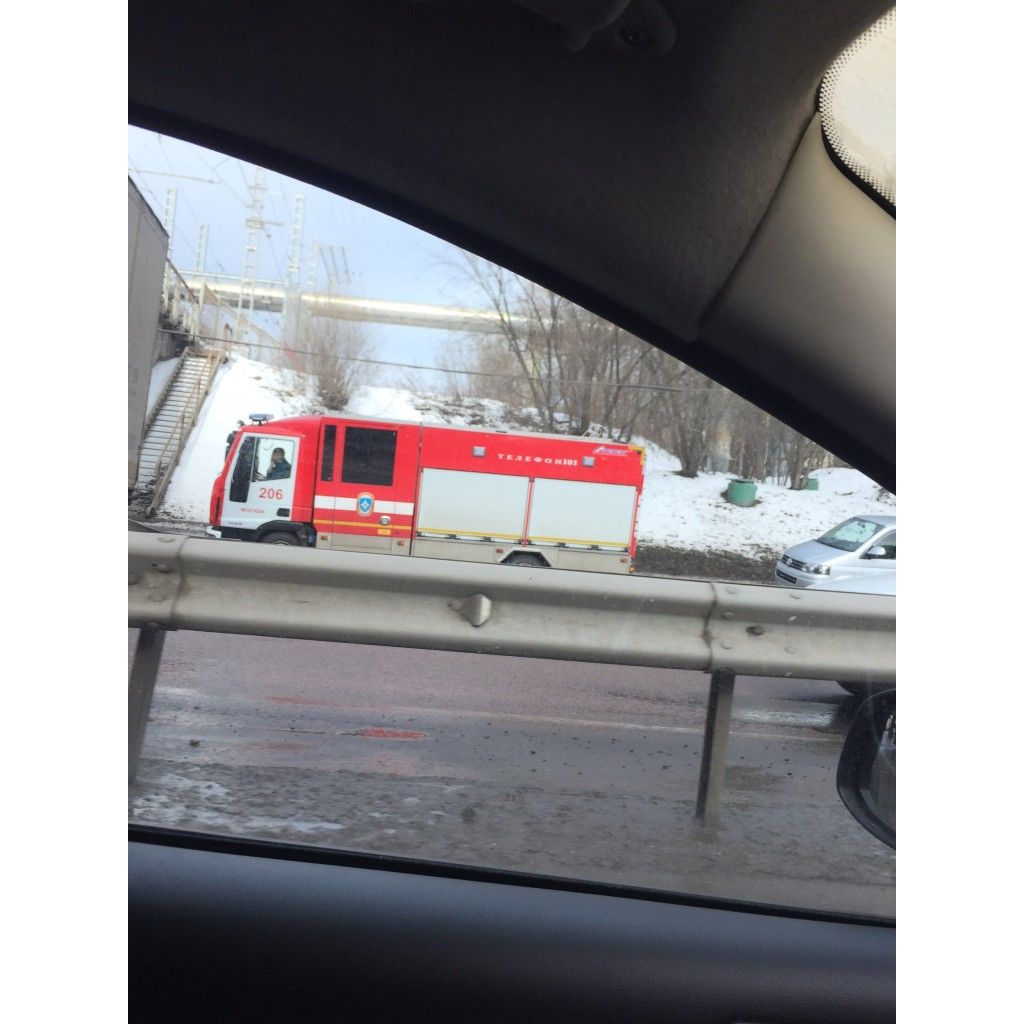 Пассажирский автобус столкнулся с двумя грузовиками на Боровском шоссе