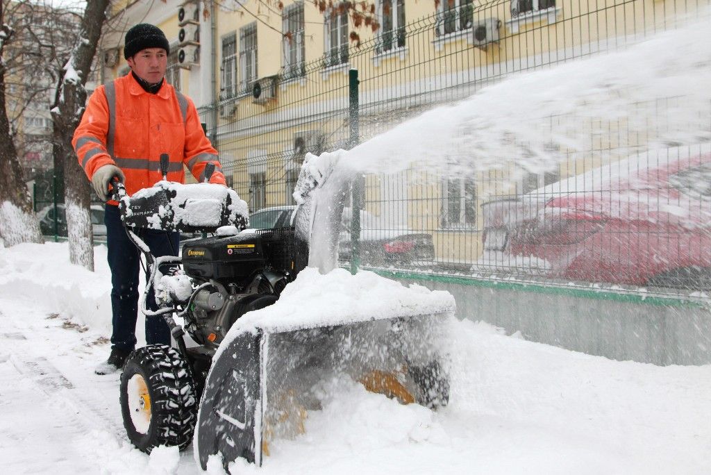 Уборка снега в москве. Уборка снега ЖКХ. МКД техника по уборке снега. Путин чистит снег в Москве. Владимир Путин чистит снег.