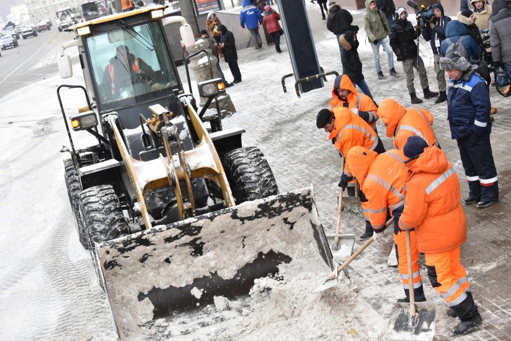 Порядка 4 тысяч единиц спецтехники вышли на расчистку улиц Москвы от снега