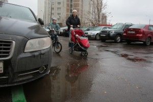 Район Выхино-Жулебино, парковки. Антонина Иванова 31 год, домохозяйка с сыновьями Иванов, 6 лет и Владимиром, 6 месяцев вынуждена идти по проезжей части, так как тротуар занят припаркованными машинами.