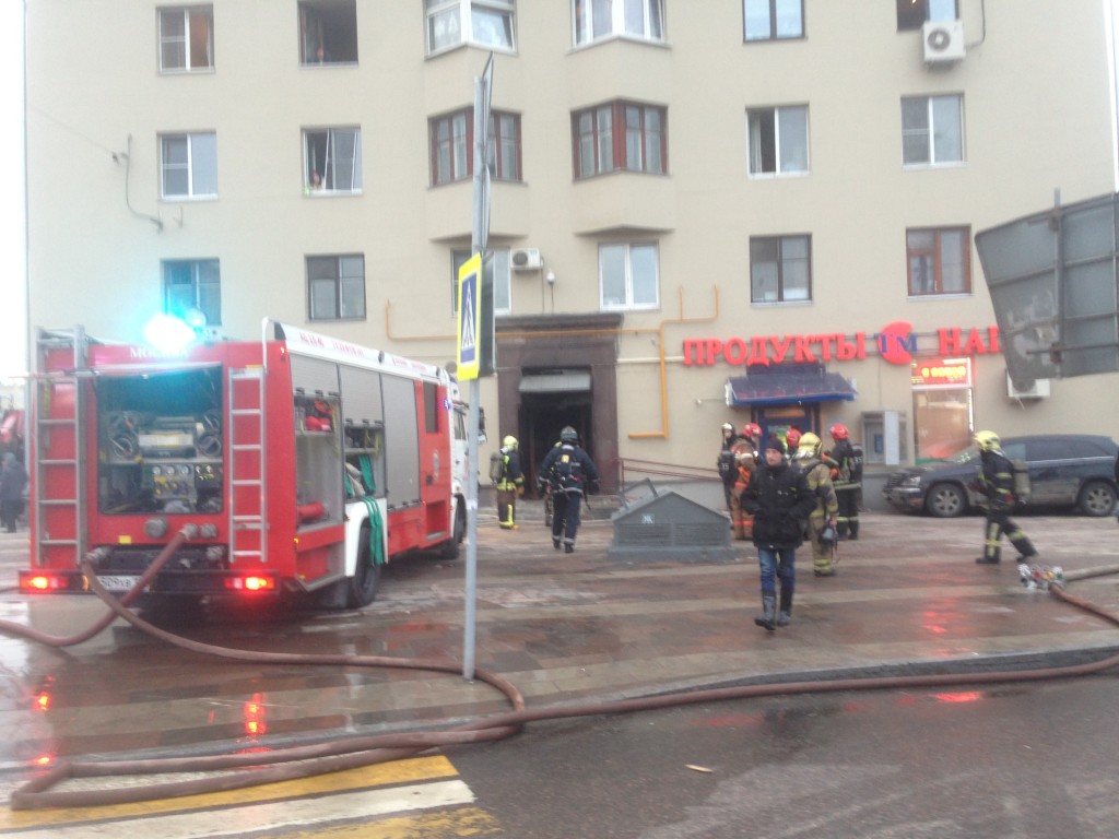 Спасатели эвакуировали семерых человек из задымленного подъезда в центре Москвы