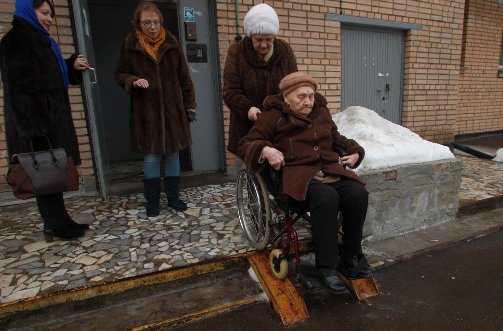 Уникальный подъемник подарил мобильность инвалидам-колясочникам