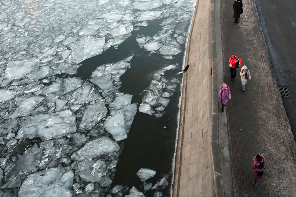 Сотрудники МЧС спасли людей, провалившихся под лед на Москве-реке