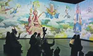 19 марта 2016 года. Открытие выставки «Босх. Ожившие видения». Посетители охотно фотографируются на фоне меняющихся изображений картин Босха