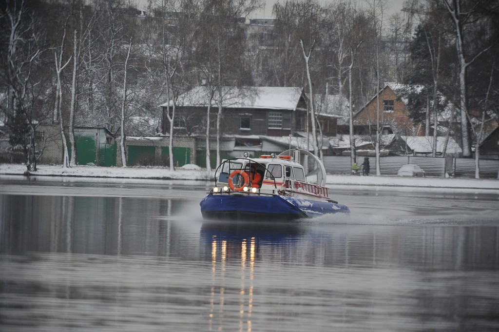 Спасатели вытащили из ледяной воды трех рыбаков
