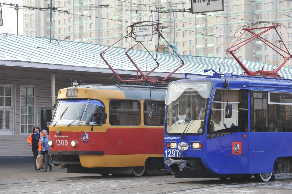 На Останкинской улице в Москве из-за подозрительного предмета задерживаются трамваи