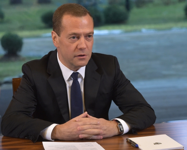 Дмитрий Медведев вдвое сократил срок оформления российского паспорта
