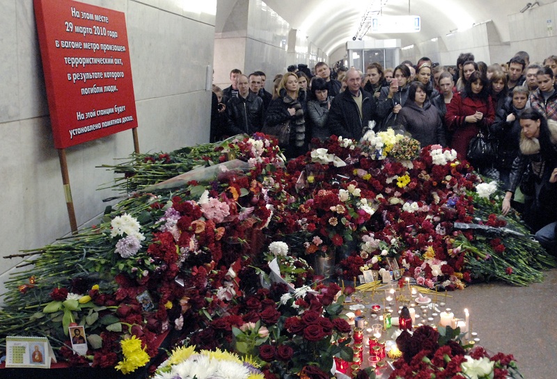 Жители Москвы вспоминают жертв двойного теракта в метро