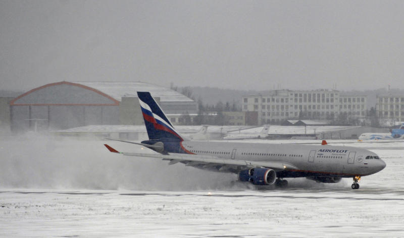 Весенний снегопад: аэропорты Москвы отменили 106 рейсов