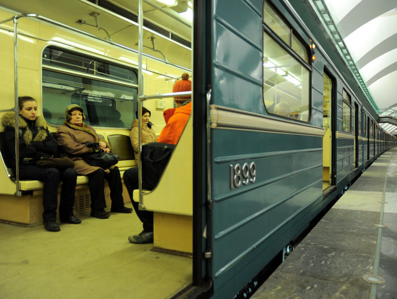 Бесхозную коробку, оставленную в вагоне метро на станции Белорусская, проверила полиция