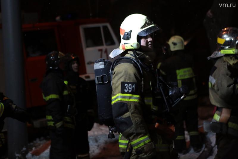 Человек выпрыгнул из горящей квартиры на улице Нижняя Масловка
