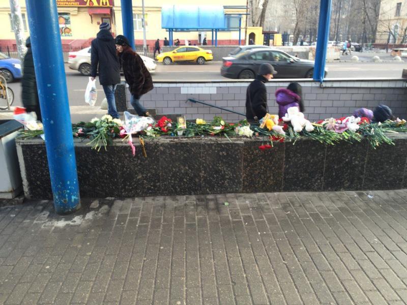 Горожане могут почтить память девочки, оставив цветы у метро «Октябрьское поле»