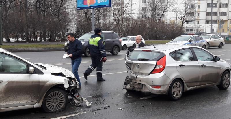 В субботу два автомобиля столкнулись на улице Москвы