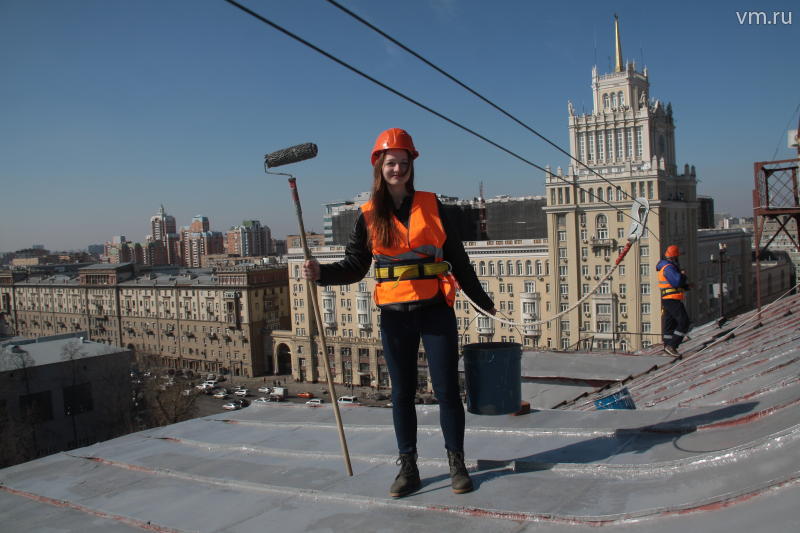 Корреспондент «Вечерней Москвы» покрасила крышу на Тверской