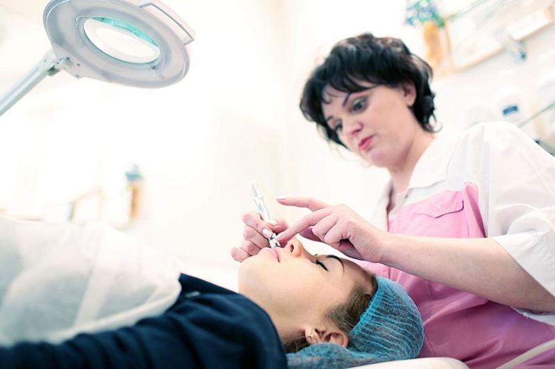 Роспотребнадзор проинспектирует 300 частных косметических салонов и стоматологий