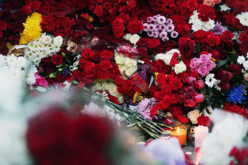 Москвичи несут цветы к посольству Бельгии