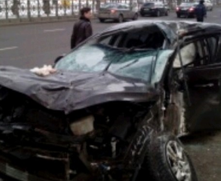 В центре Москвы иномарка сбила пешехода и врезалась в стену дома