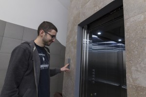 Житель дома Алексей Орлов очень рад обновленной кабине лифта