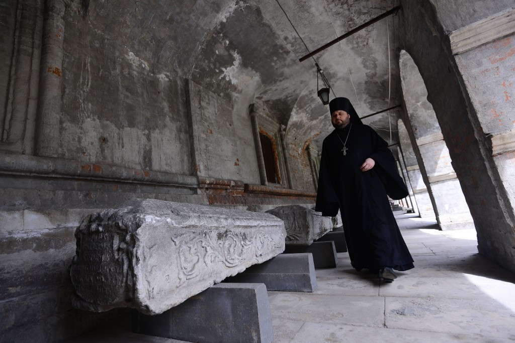 Надгробные плиты начала XVI века нашли в ходе раскопок в Высоко-Петровском монастыре