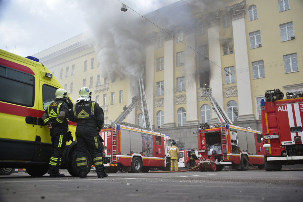 Военные следователи начали проверку в связи с пожаром в здании Минобороны