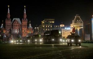 Проехав по Тверской улице, колонны техники движутся по Красной площади