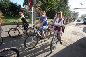 Знаки «Сними наушники» и «Слезь с велосипеда» могут появиться в столице