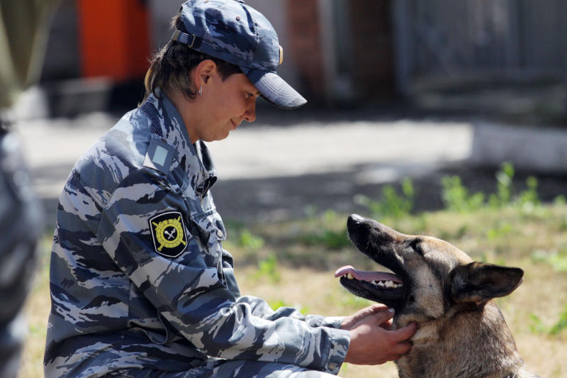 Кинологи с собаками встали на страже порядка в парках Москвы