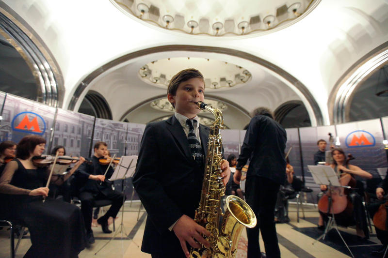 Живая музыка зазвучит на трех станциях московского метро в мае