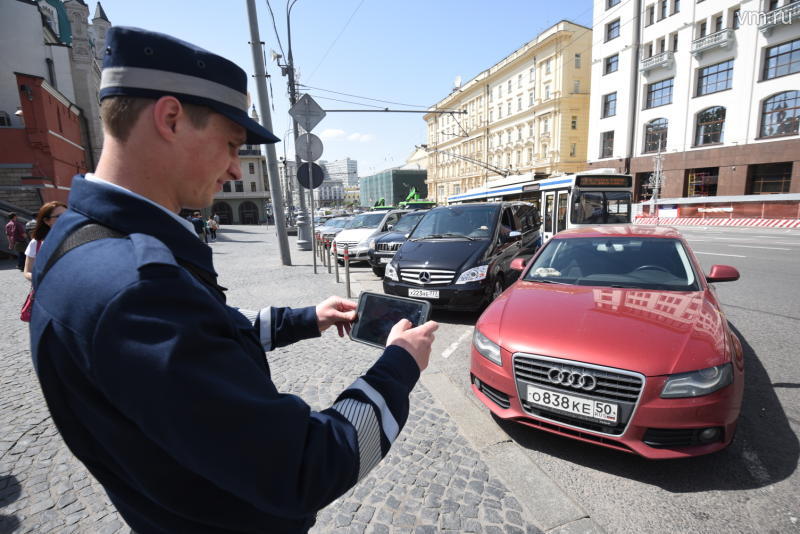 Автомобилистам вручили десять тысяч листовок с правилами оплаты парковки