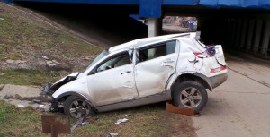 С эстакады Московской кольцевой автомобильной дороги упал автомобиль