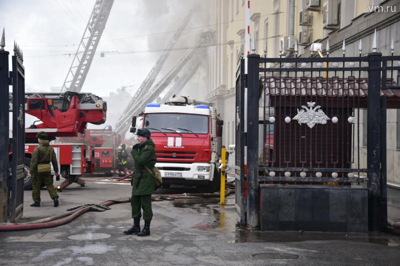 Пожар в центре Москвы: возгоранию на улице Знаменка в здании Минобороны присвоен высший уровень сложности
