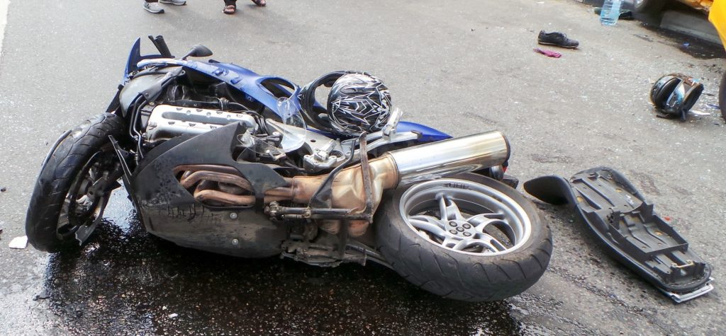 Мотоцикл сбил пешехода и протаранил три автомобиля на юго-западе Москвы