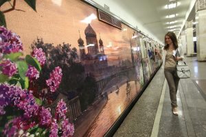 Пассажирам Арбатско-Покровской линии метро представили новую экспозицию поезда «Акварель» 