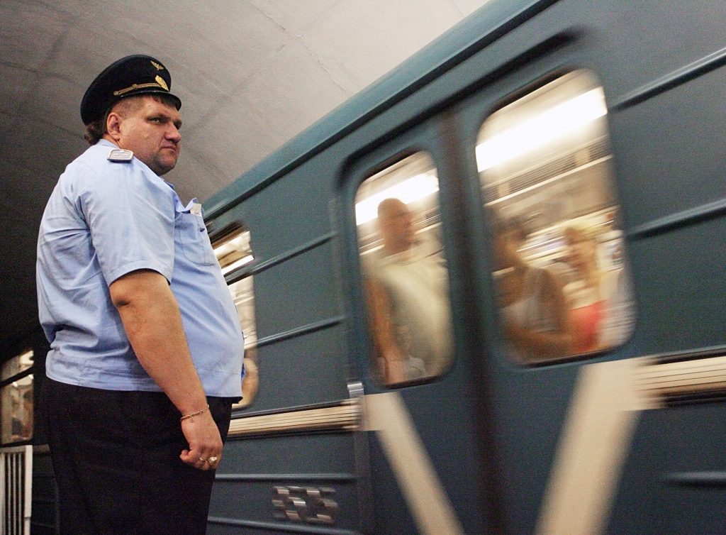 Пассажир сорвался с платформы метро «Шоссе Энтузиастов» и выжил