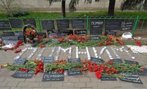 Москвичи сложили из свечей слово "Помним" возле посольства Украины. Фото: Агентство городских новостей "Москва"
