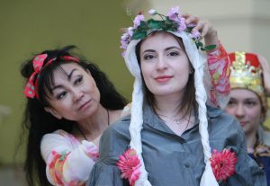 Руководитель студии Муза Ли (на заднем плане) и ее ученица Марьян Этезова