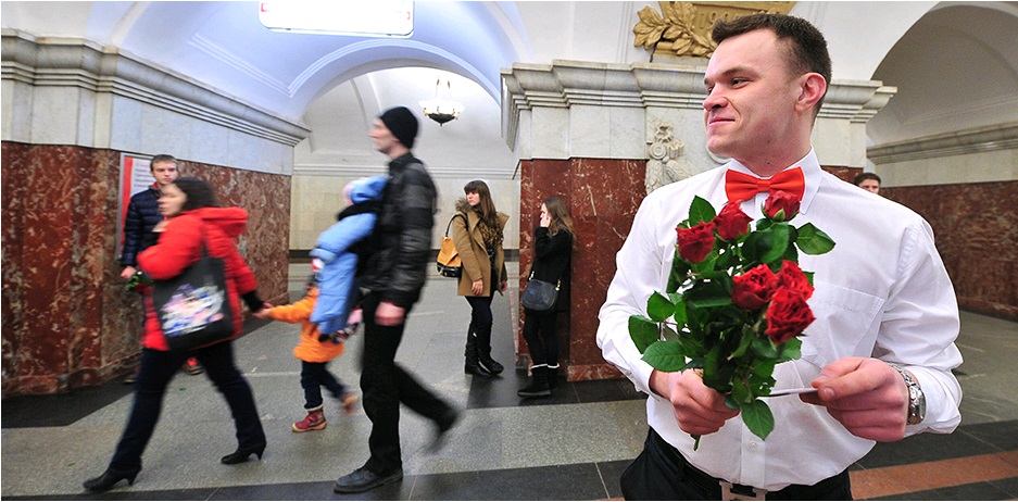 Пассажиров Кольцевой линии метро поздравят с Днем Победы 24 тысячами гвоздик