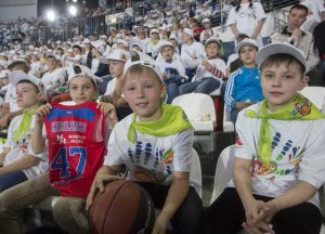 9 июня 2016 года. Многиешкольники подготовились и принесли на встречу футболки с именами присутствующих спортсменов