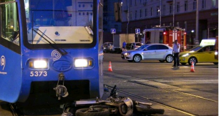 Мотоцикл и трамвай столкнулись на востоке Москвы