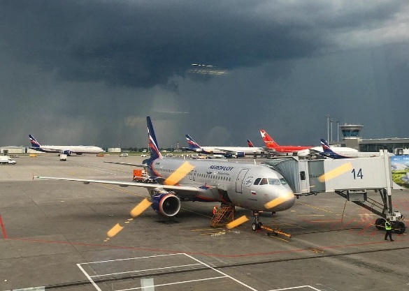 В «Шереметьево» три самолета подверглись удару молнии