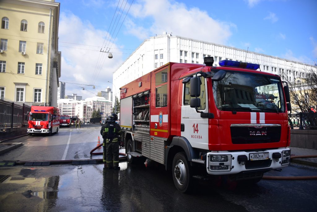 Шесть человек спасены из горящей квартиры на востоке Москвы