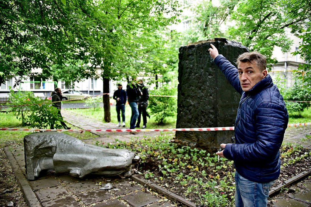 Москвичи хотят восстановить обезглавленный памятник Ленину