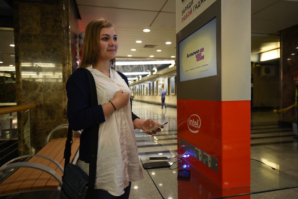 Розетки для гаджетов установят в вестибюлях столичного метро