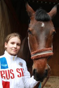 Анастасия Савинова со своим любимцем и товарищем по спорту конем Конфуцием готовятся к соревнованиям по конкуру