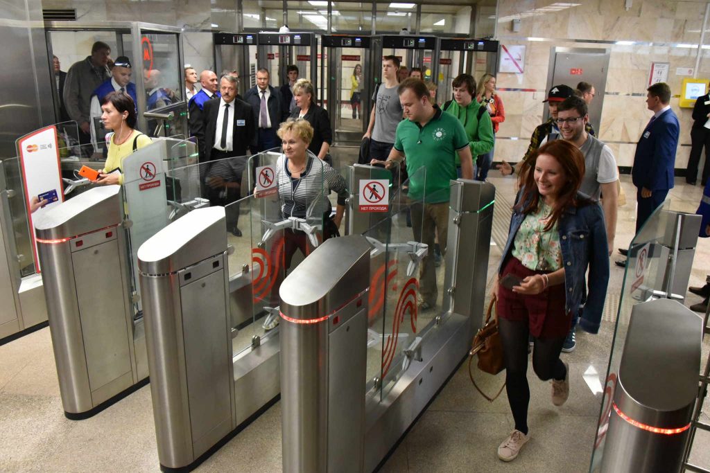 Турникеты в 84 вестибюлях метро оснастят системой безналичной оплаты проезда