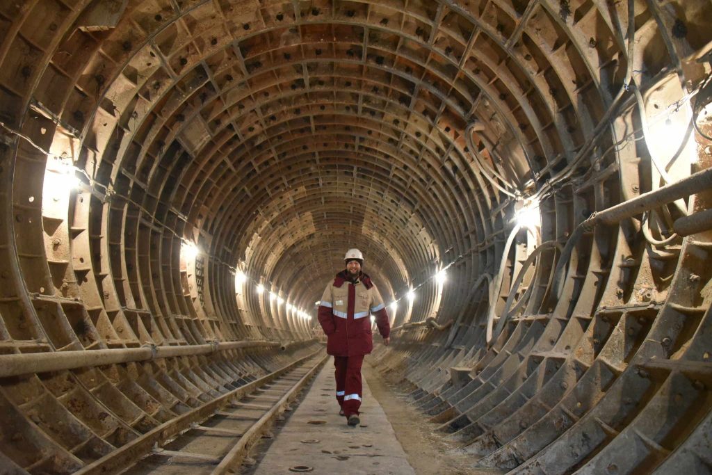 Строители завершили прокладку трех тоннелей на станции метро «Окружная»